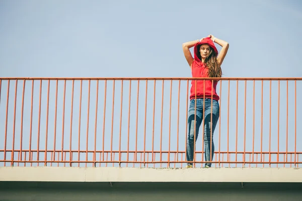 Girl on bridge in city. — Stock Photo, Image