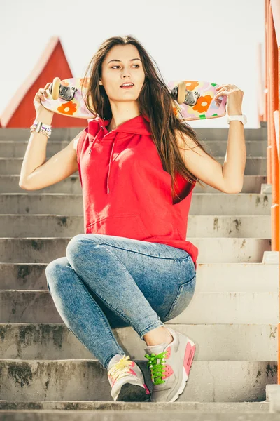 Chica de skate en las escaleras con monopatín . —  Fotos de Stock