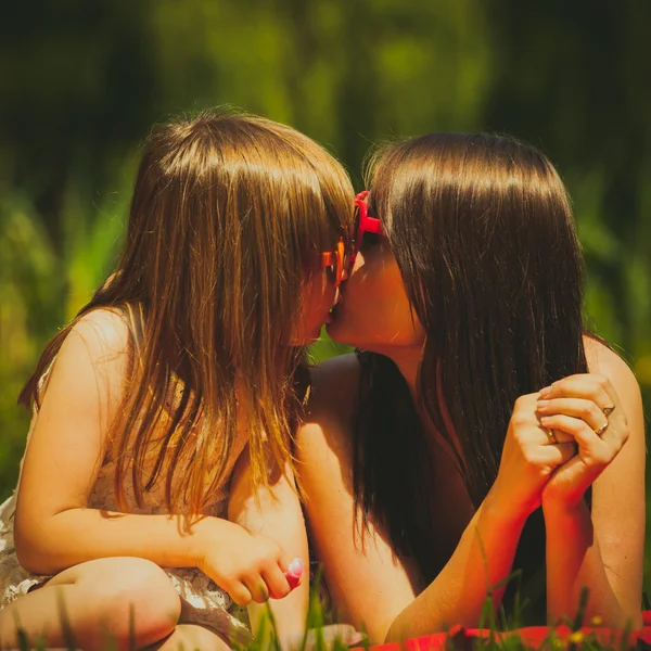 Madre e figlia al picnic. Tempo libero estivo . — Foto Stock