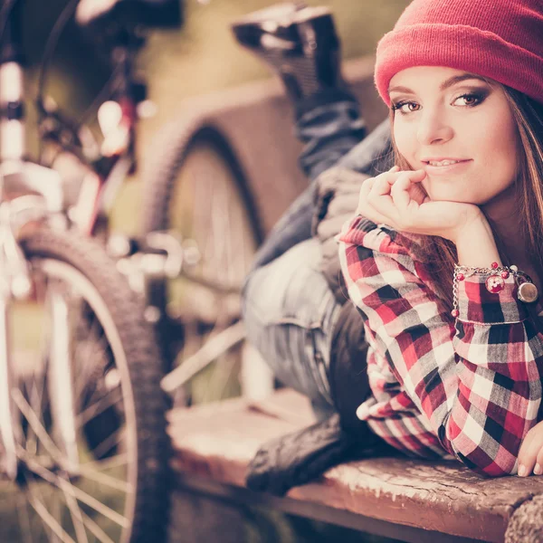 Chica relajante en el parque otoñal con bicicleta. —  Fotos de Stock
