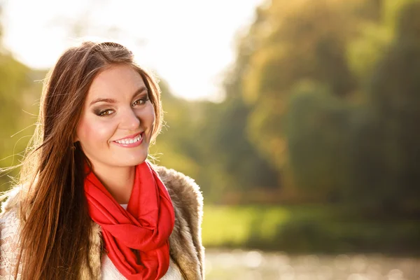 Retrato chica relajante caminando en el parque otoñal. — Foto de Stock