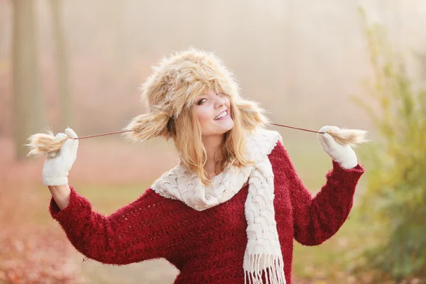 Porträt einer hübschen lächelnden Frau mit Pelzwintermütze — Stockfoto