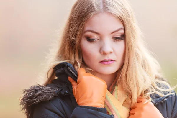 Retrato triste mujer atractiva al aire libre — Foto de Stock