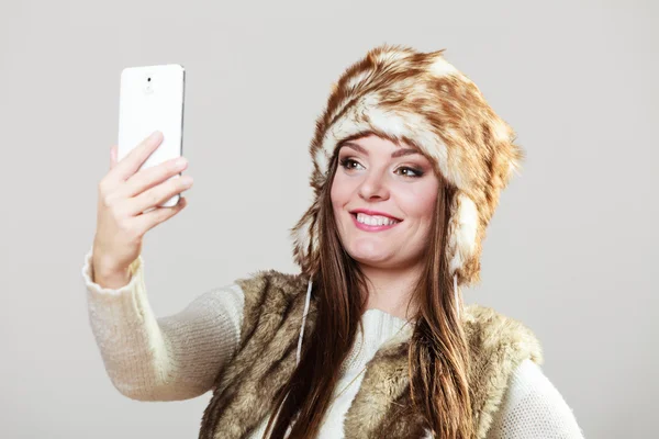Mujer tomando foto selfie —  Fotos de Stock