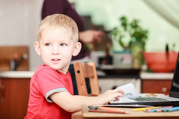 Tablo içinde ev üstünde laptop ile küçük çocuk. — Stok fotoğraf