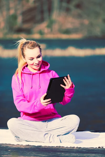 Girl working outside in park. — Stock Photo, Image