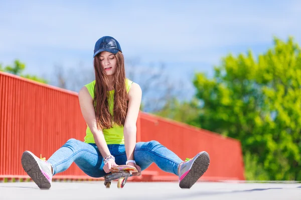 Skater paardrijden skateboard — Stockfoto