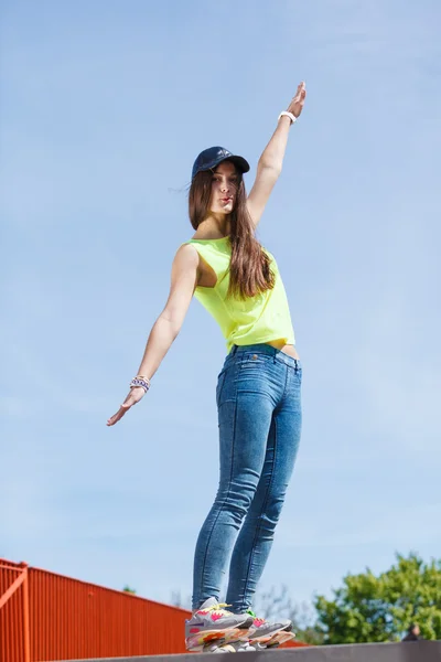 Skater jazda deskorolka na ulicy. — Zdjęcie stockowe