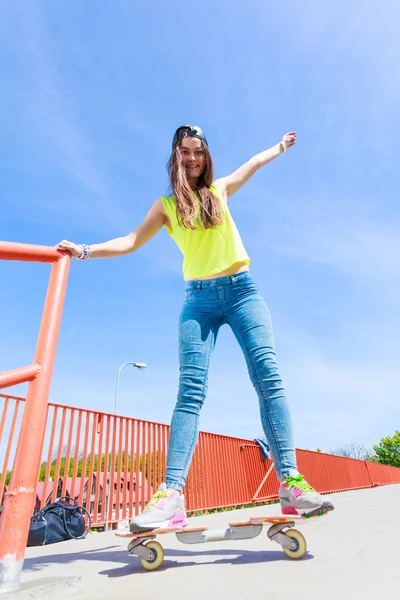 Adolescente chica montando monopatín —  Fotos de Stock