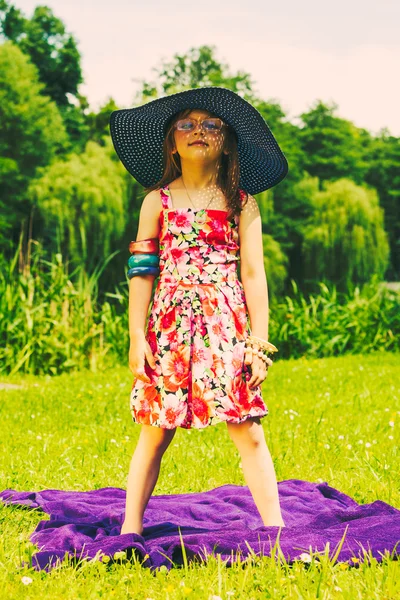 Klein meisje kind op picknick. Zomer vakantie. — Stockfoto