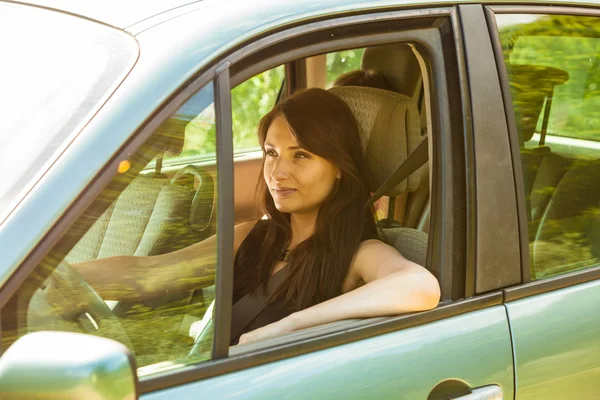 Mujer conduciendo coche. Viaje de vacaciones de verano . —  Fotos de Stock