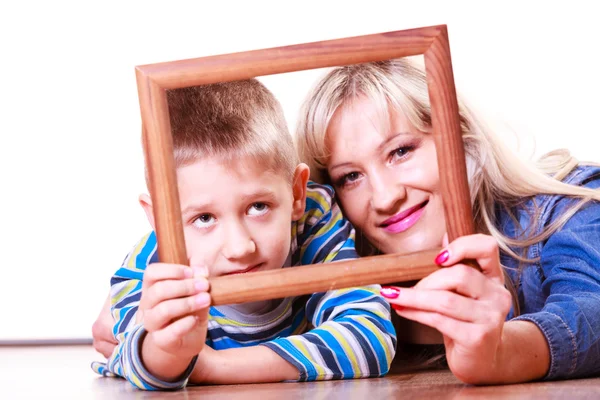 Mãe e filho brincam com quadro vazio . — Fotografia de Stock