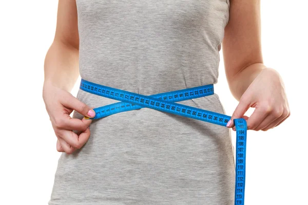 Mujer midiendo su cintura de cerca —  Fotos de Stock