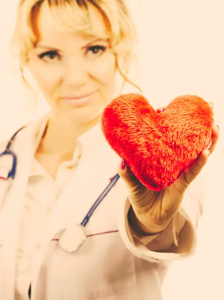 Doctora con corazón . — Foto de Stock