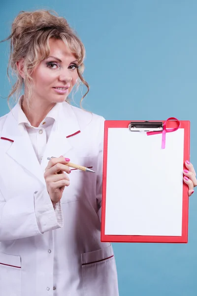Doctor showing folder with pink ribbon by pen. — Stock Photo, Image