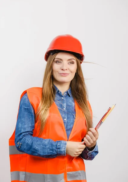 Mulher engenheiro construtor de construção no capacete . — Fotografia de Stock