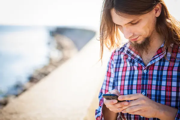 Uomo all'aperto utilizzando il cellulare — Foto Stock