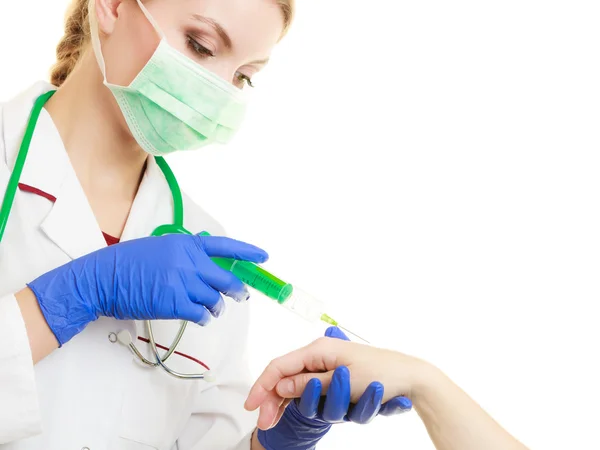 Médica com seringa injectável para o doente . — Fotografia de Stock