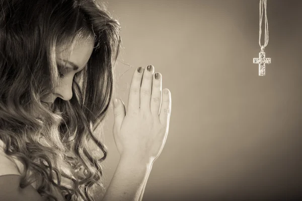 Frau betet zu Gott Jesus mit Kreuz-Halskette. — Stockfoto