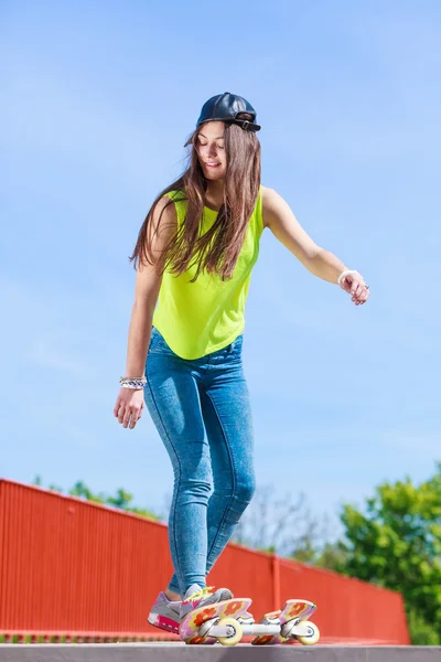 Adolescente menina skatista equitação skate na rua. — Fotografia de Stock