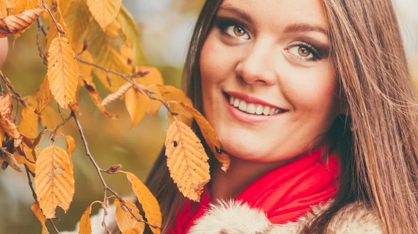 Woman fashion girl relaxing walking in autumnal park — Stock Photo, Image