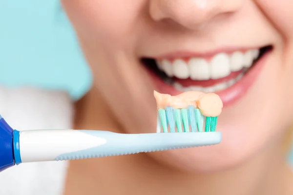 Young girl brushing oral cavity. — Stock Photo, Image