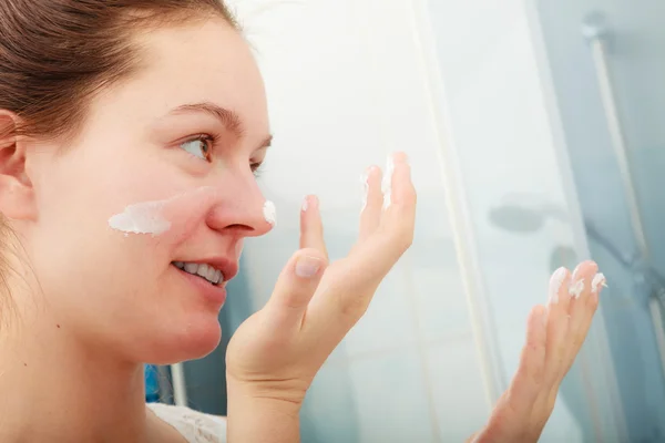 Frau die feuchtigkeitsspendende Hautcreme aufträgt. Hautpflege. — Stockfoto