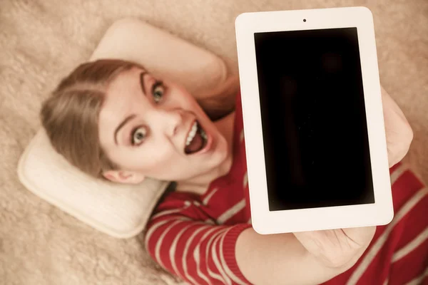 Vrouw met pc-tablet. Leeg scherm copyspace — Stockfoto