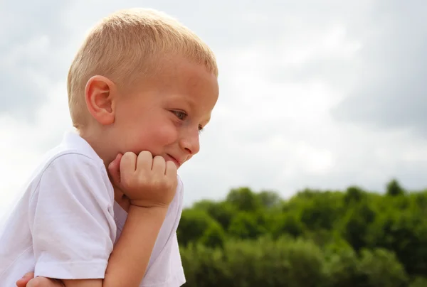 Feliz niño sonriente al aire libre . —  Fotos de Stock