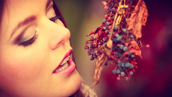 Damenmode Mädchen entspannen beim Spazierengehen im herbstlichen Park — Stockfoto