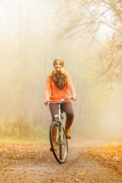 Donna bicicletta in sella — Foto Stock