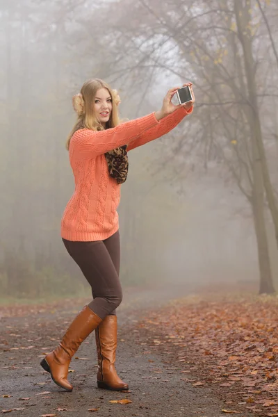 Mujer tomando auto foto . — Foto de Stock