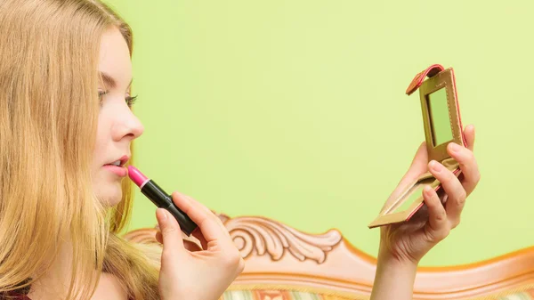 Mujer aplicando lápiz labial rosa — Foto de Stock