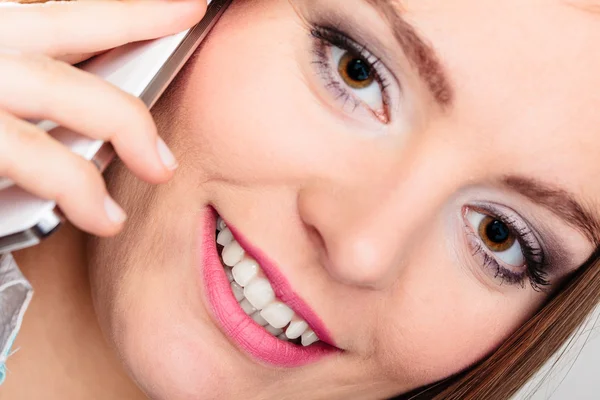 Woman  making  a phone call — Stock Photo, Image