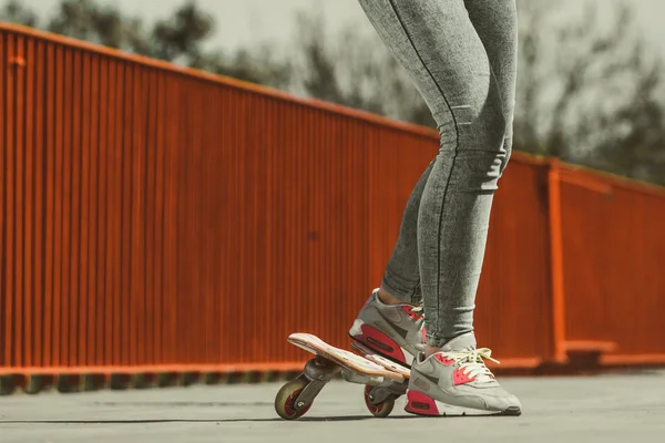 Девушки катаются на скейтборде — стоковое фото