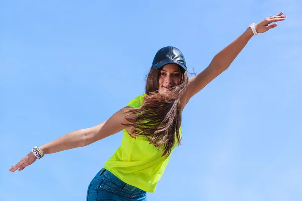 Chica en gorra relajante — Foto de Stock