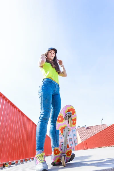 Girl skateboard rijden op straat. — Stockfoto