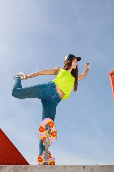 Mädchen fährt Skateboard auf Straße. — Stockfoto