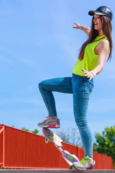 Chica montar monopatín en la calle . — Foto de Stock