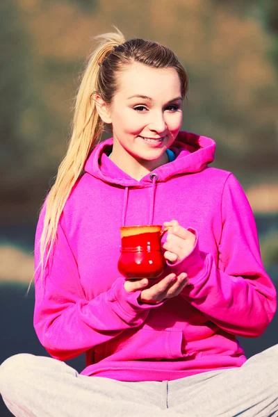 Girl at park holding mug. — Stock Photo, Image
