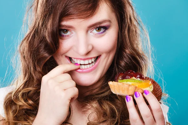 과일 케이크를 들고 여자 — 스톡 사진
