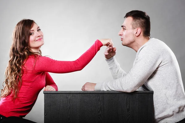 Marido homem beijando mão de mulher. Casal de amor . — Fotografia de Stock