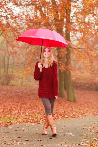 Mujer con paraguas relajante — Foto de Stock
