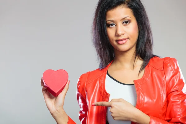 Chica sosteniendo caja del corazón —  Fotos de Stock