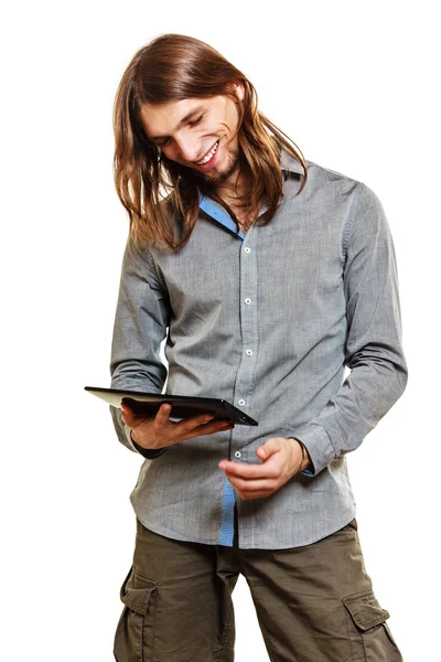 Uomo di moda utilizzando pc tablet navigazione internet . — Foto Stock