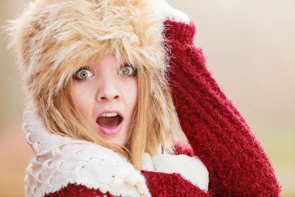 Mujer de moda bastante asustada en sombrero de invierno de piel — Foto de Stock