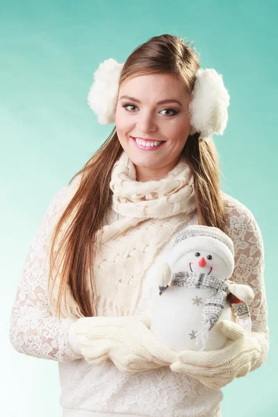 Usmívající se roztomilá žena s malým sněhulák. Zima. — Stock fotografie