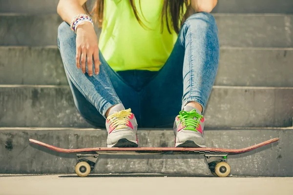Ragazza su scale con skateboard . — Foto Stock
