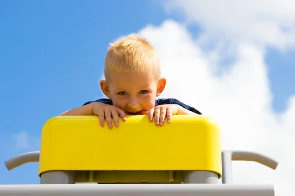 Kind auf Spielplatz klettert beim Spielen. — Stockfoto