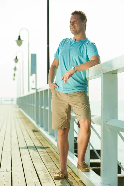 Schöner Mann Tourist auf Pier. Modesommer. — Stockfoto